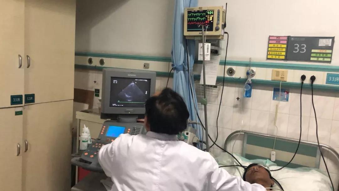 当晚06:30,进行了床边心脏超声检查即刻心脏超声结果:左室功能保存