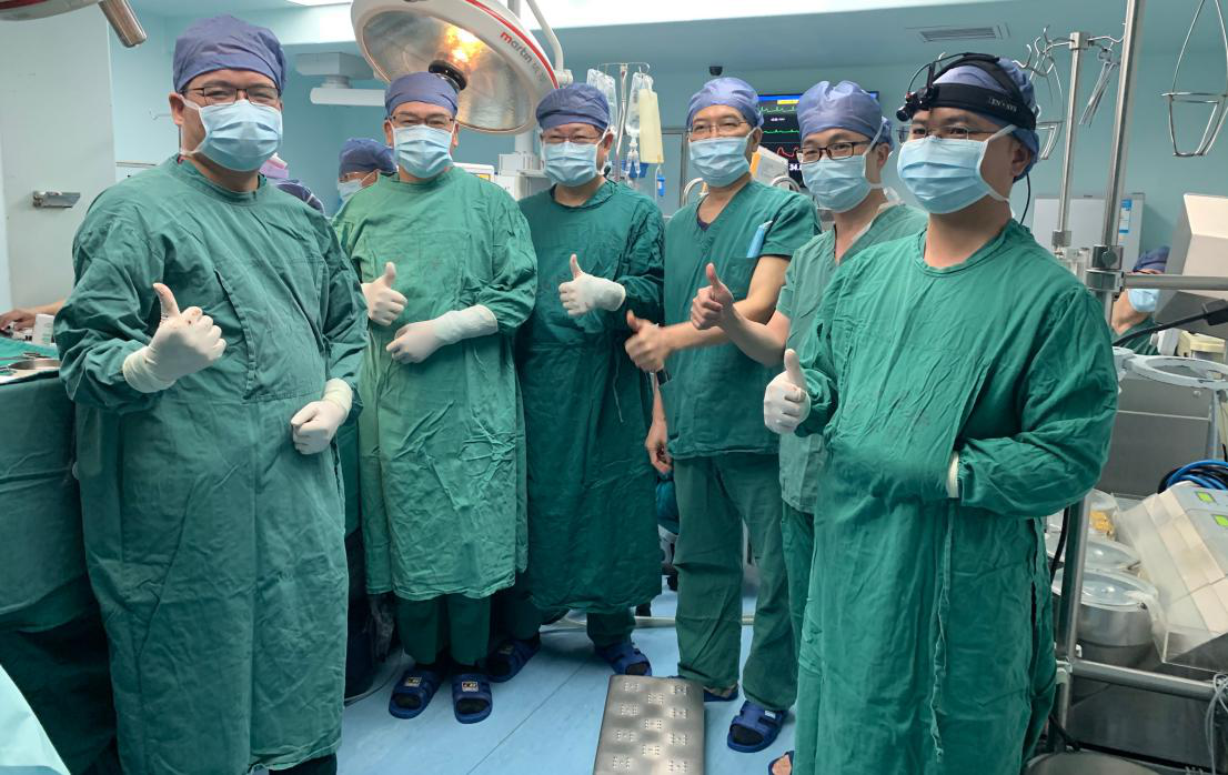 手术团队,从左至右:潘文志副主任,陈良万教授,周达新教授,陈良龙教授